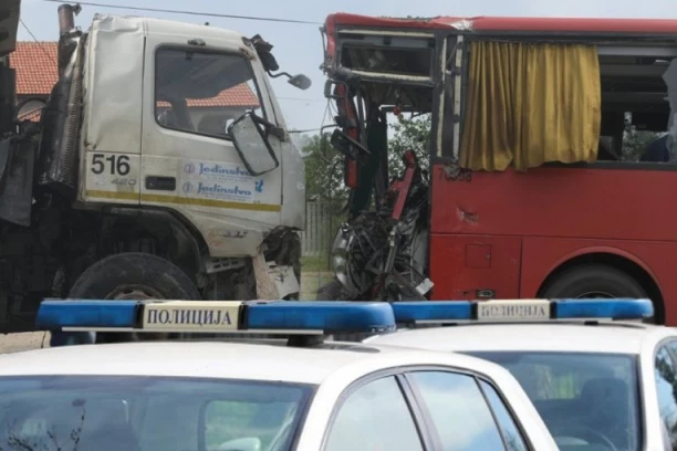 VATROGASCI SEKLI AUTOBUS KAKO BI DOŠLI DO TELA VOZAČA: Nesrećni čovek nastradao na licu mesta, vozač kamiona lakše povređen (VIDEO)
