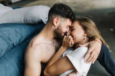 POLUDEĆU, ONI NAS GLEDAJU DOK VODIMO LJUBAV! Ono što je moja supruga uradila u spavaćoj sobi nam uništava ŽIVOT!