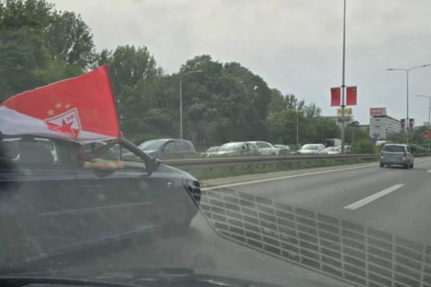 INVAZIJA DELIJA NA LAGATOR! Kolone zvezdaša KRENULE na finale Kupa Srbije! Sve TREŠTI od PESME! (VIDEO)