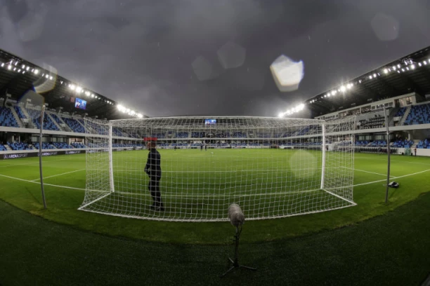 SVE JE SPREMNO ZA SPEKTAKL! Pogledajte ATMOSFERU na Lagatoru uoči meča Zvezde i Vojvodine! (VIDEO)