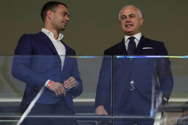 PRVI ČOVEK ZVEZDE PRATI DUEL IZ LOŽE! Evo ko je sve u društvu Zvezdana Terzića!