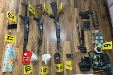 DILER PROGUTAO KESICU KOKAINA PRED POLICIJOM: Dva Albanca uhapšena na Kosovu, u stanu pronađeno i oružje