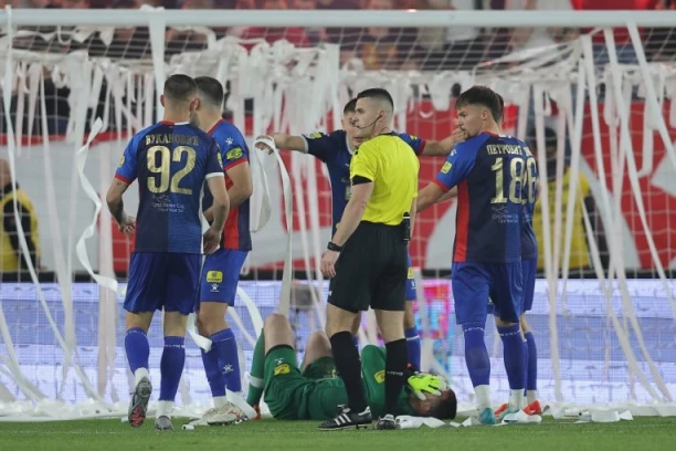 INCIDENT U LOZNICI! Golman Vojvodine pogođen u glavu, PREVIJA SE OD BOLOVA!