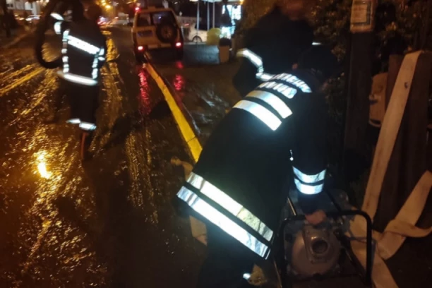 BEBA EVAKUISANA U UŽICU, ZAROBLJENE LJUDE U AUTOMOBILIMA SPAŠAVALI U NOVOM PAZARU! Nevreme juče paralisalo Srbiju - ima i stradalih!