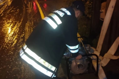 VATROGASCI IZVUKLI TROJE IZ POPLAVA U NOVOM PAZARU, U UŽICU SPASENA I BEBA! Nevreme napravilo haos širom Srbije!