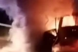 PRVI SNIMCI NESREĆE KOD KRALJEVA! Muškarac izgoreo u automobilu nakon sudara sa kamionom! (VIDEO)