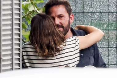 DOK SE BRAK DŽENIFER I BENA RASPADA, NJEGA GRLI BIVŠA ŽENA: Već ga je posetila i to sa JASNOM PORUKOM, zbog onoga što je rekla SVE SE TRESE