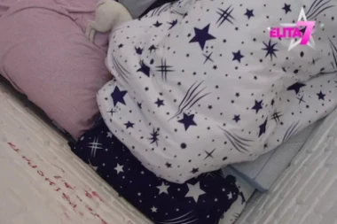 ON JOJ PSUJE MAJKU, ONA GA ZADOVOLJAVA: Aneli probila svako DNO SRAMOTE sa Janjušem! (FOTO)