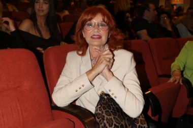 Koncert posvećen Usniji i Tozovcu: Udovica pevača prvi put u javnosti posle sahrane