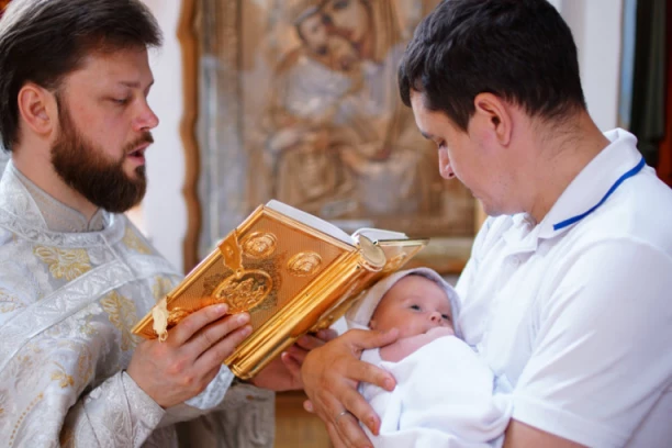 SRBIN OTKRIO ZAŠTO NEĆE DA KRSTI SINA, PA IZAZVAO BES ,,Ako treba da se odrekne satane, neka to uradi sam, neću popove i mantije!''