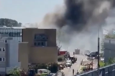 GORI POZNATA FARMACEUTSKA KOMPANIJA! Zgrada u plamenu, naređena HITNA evakuacija, ljudi beže! JEZIV PRIZOR (VIDEO)