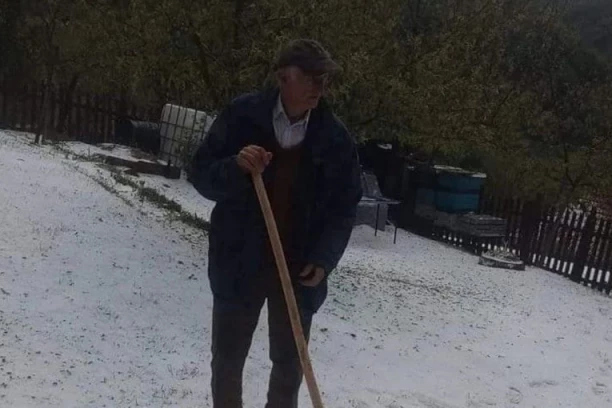 LJUDI LOPATAMA ČISTE DVORIŠTA OD GRADA! Stravično nevreme pogodilo okolinu Ivanjice! SVE SE BELI KAO DA JE ZIMA! (FOTO)