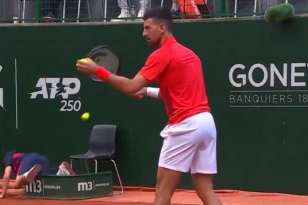 NEOBIČNA SCENA NA NOVAKOVOM MEČU! Pao dečak na terenu! Ovo je bila Đokovićeva REAKCIJA! (VIDEO)