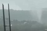 ČUPAO DRVEĆE I KIDAO KROVOVE KUĆA: Tornado ponovo protutnjao zemljom kada mu se niko nije nadao (VIDEO)