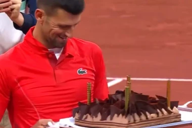 KAKAV POTEZ ORGANIZATORA! Nole dobio ROĐENDANSKU tortu kao POKLON, pa UČINIO fenomenalnu stvar! O OVOME priča svet! (VIDEO)