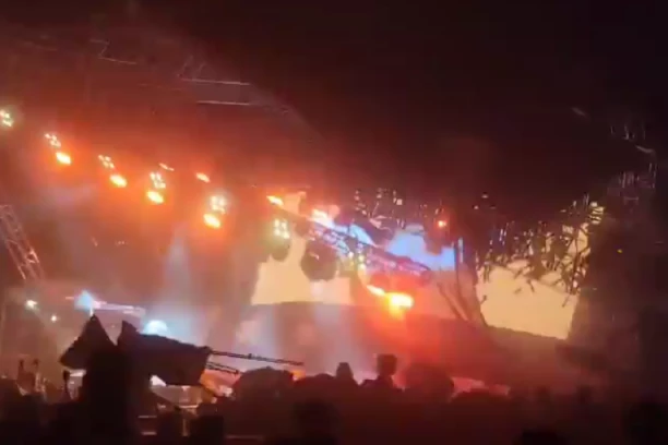 HOROR! Srušila se bina na predizbornom skupu - IMA MRTVIH! (VIDEO)