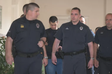 PRVA FOTOGRAFIJA UROŠA BLAŽIĆA IZ SUDNICE! SA PANCIROM I LISICAMA NA RUKAMA, OKRUŽEN POLICIJOM! Ovako sada izgleda masovni ubica iz Dubone (FOTO)
