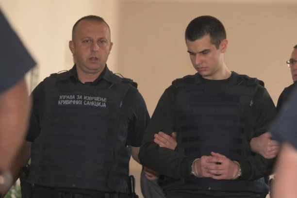 IMAO JE PIŠTOLJ ISPOD JASTUKA, TERAO ME JE DA NA SILU IMAMO ODNOSE! Progovorila bivša devojka Uroša Blažića - držao je samo u kući i na OVOME je insistirao!