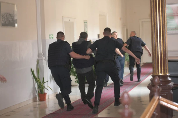 UROŠ BLAŽIĆ STIGAO U SUD! Roditelji skočili na masovnog ubicu i njegovog oca, straža odmah reagovala! (VIDEO)