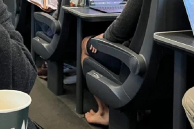 MINISTAR SE IZUO I SKINUO I ČARAPE U VOZU! Evo kako je reagovao premijer države i šta će sada da se dogodi (FOTO)