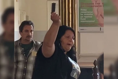 MAJKA UBIJENIH PANIĆA SA ŠARŽEROM U RUCI! ISPALO POLICAJCU, A ONA UZELA: "U sina mi je ispalio 10 metaka, a u ćerku osam i sad mu se sudi"