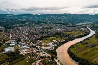 OVDE SE TRADICIJA I ZABAVA SUSREĆE SA DRINOM: Bajina Bašta krije tajnu rajskog mesta (FOTO)