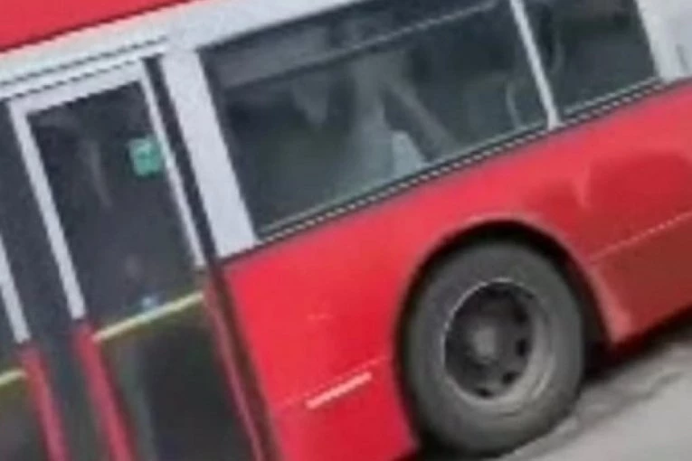 DRAMA NA ULICI: Zapalio se autobus pun dece