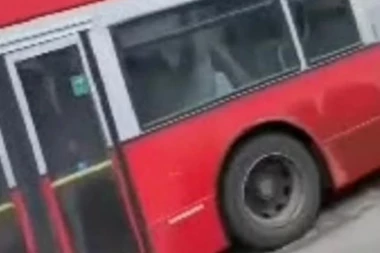 SUDAR TRAKTORA I AUTOBUSA PUNOG ĐAKA! Hitna pomoć na licu mesta, teške povrede na sve strane
