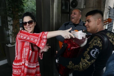 DINČINA SUPRUGA POSLE DVA MESECA IZAŠLA IZ BOLNICE! Okitila muzičare, pa priznala: Bilo je komplikacija, jedva čekam da vidim decu! (VIDEO)