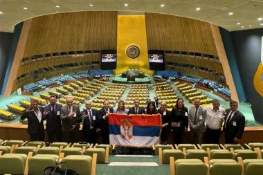 SRBI RAZVILI NAŠU ZASTAVU U UJEDINJENIM NACIJAMA: Zavijorila se trobojka (FOTO)