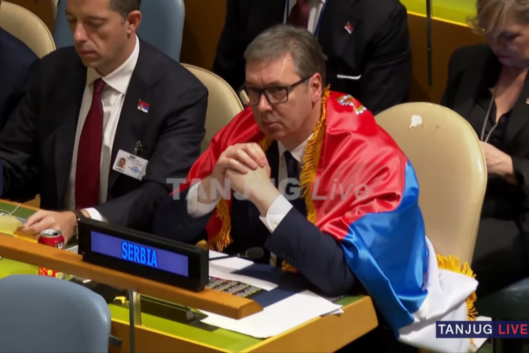VUČIĆ SE PONOSNO OGRNUO SRPSKOM ZASTAVOM! Da vidim junaka koji će da mi je uzme! (FOTO)