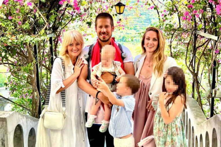 Slavica Rokvić sa unucima, Nikolom i Bojanom