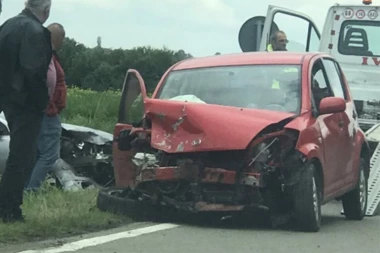 ČETIRI OSOBE POVREĐENE U UDESU KOD MLADENOVCA: Automobili smrskani do neprepoznatiljivosti! (FOTO)