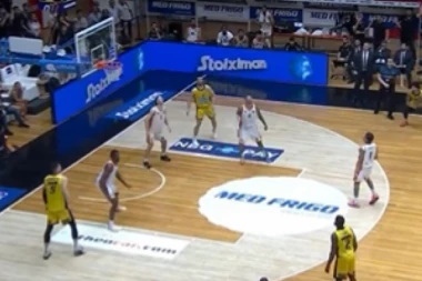 AU, ŠTA JE POGODIO ČOVEK ZA POBEDU! OVAKVU TROJKU SA ZVUKOM SIRENE JOŠ NISTE VIDELI! Bravo, majstore (VIDEO)