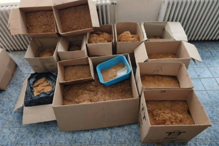 KOD MUŠKARCA I ŽENE PRONAĐENA VEĆA KOLIČINA DUVANA I CIGARETA: Vrednost više od milion i 175 hiljada dinara!