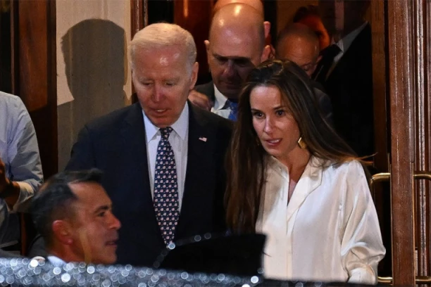 NEPRIKLADNO SE TUŠIRALA SA OCEM, PA POSTALA ZAVISNICA, A SAD KAŽE I DA JE ZLOSTAVLJANA? Procurili šokantni detalji tajnog dnevnika ĆERKE DŽOA BAJDENA!