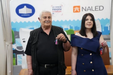 DODELJENI KLJUČEVI STANOVA DOBITNICIMA U IGRI "UZMI RAČUN I POBEDI"! Mirjana i Dragan dobili stanove u Zemunskim kapijama!