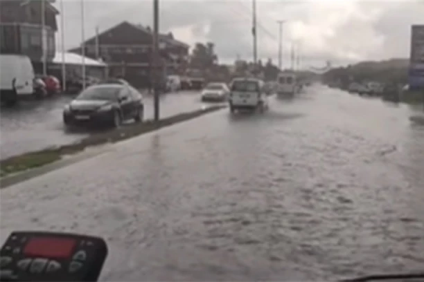 HOROR NA ULICI, ŽENA SE UDAVILA U AUTOMOBILU: Videla da voda nadire u unutrašnjost vozila, nije mogla da otvori vrata, a ni prozor!