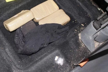 SUBOTIČANI "PALI" U BEOGRADU: Policija im u automobilu pronašla oko DVA KILOGRAMA HEROINA!