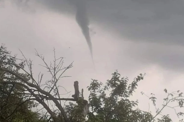 UZNEMIRUJUĆI PRIZOR KOD KOVINA! Nikome nije bilo prijatno kada se pojavila! POSTAJALA JE SVE VEĆA! (VIDEO)