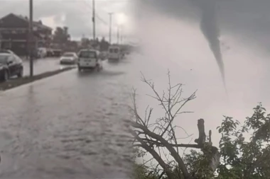 JEZIV PRIZOR NA NEBU IZNAD ALEKSINCA - POTOP U KRUŠEVCU: Nevreme pogodilo deo Srbije (VIDEO)