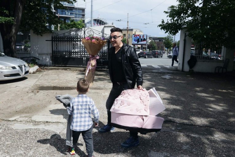 Danijela Karić izlazi iz porodilišta, stigao suprug Ivan Mileusnić i sin Maksim