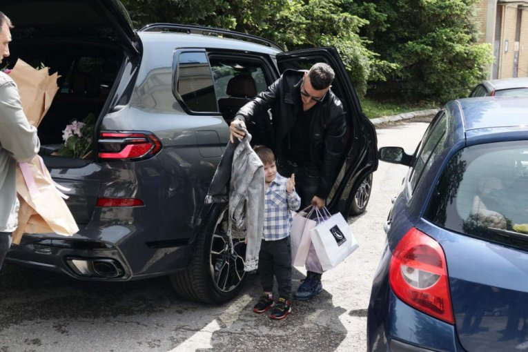 Danijela Karić izlazi iz porodilišta, stigao suprug Ivan Mileusnić i sin Maksim