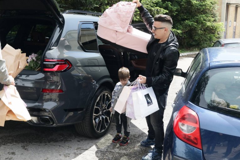 Danijela Karić izlazi iz porodilišta, stigao suprug Ivan Mileusnić i sin Maksim