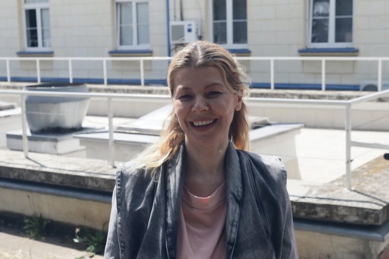 Danijela Karić izlazi iz porodilišta, stigao suprug Ivan Mileusnić i sin Maksim