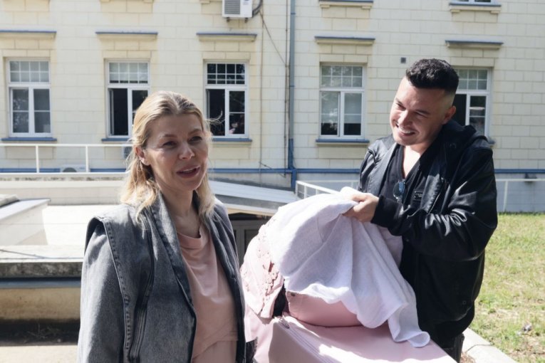 Danijela Karić izlazi iz porodilišta, stigao suprug Ivan Mileusnić i sin Maksim