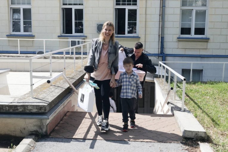 Danijela Karić izlazi iz porodilišta, stigao suprug Ivan Mileusnić i sin Maksim