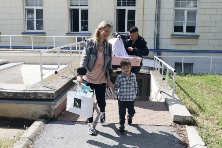 Danijela Karić izlazi iz porodilišta, stigao suprug Ivan Mileusnić i sin Maksim