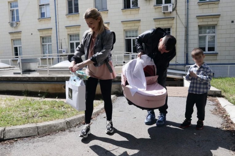 Danijela Karić izlazi iz porodilišta, stigao suprug Ivan Mileusnić i sin Maksim