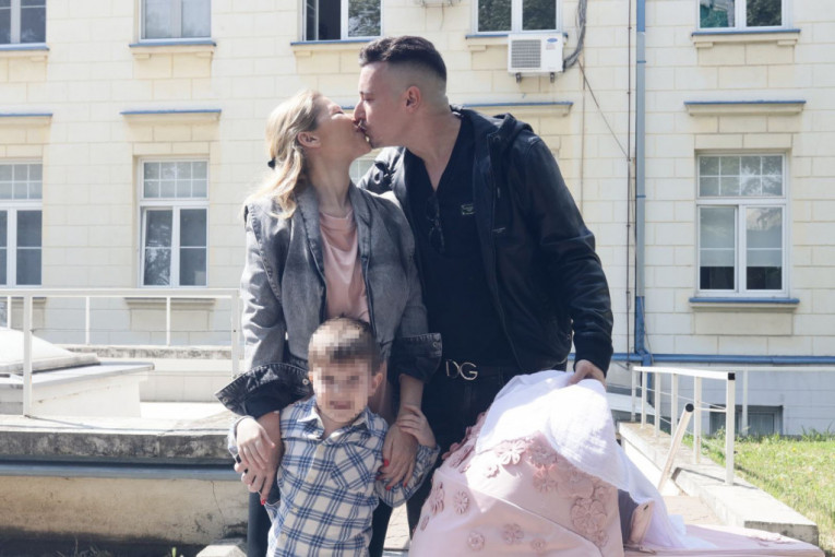 Danijela Karić izlazi iz porodilišta, stigao suprug Ivan Mileusnić i sin Maksim